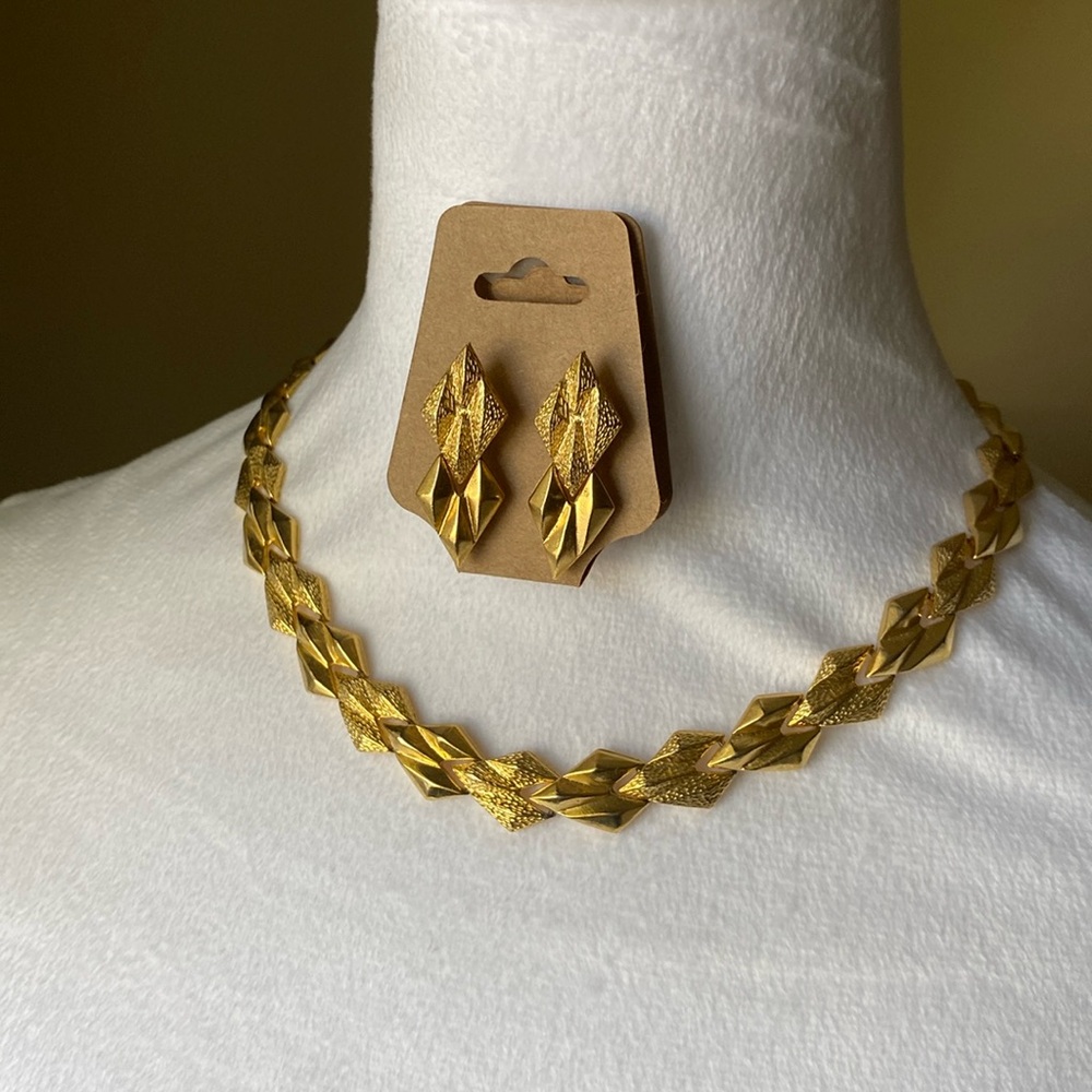 EUC Vintage Gold Tone Link Necklace and Pierced Earrings Set